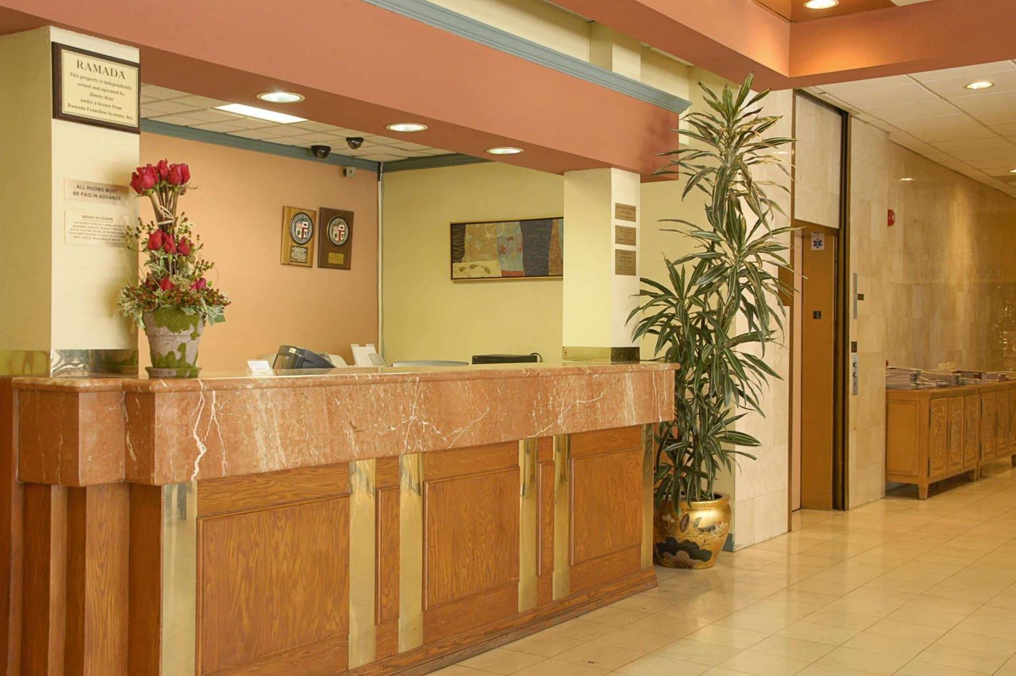 Ramada By Wyndham Los Angeles/Wilshire Center Exterior foto