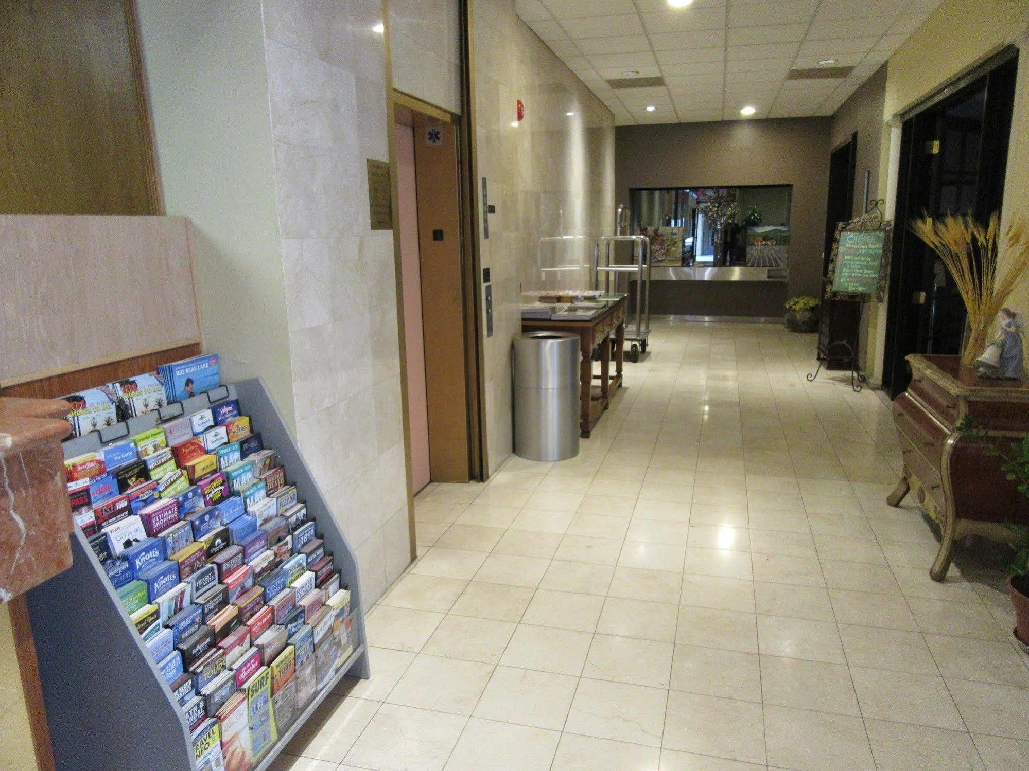 Ramada By Wyndham Los Angeles/Wilshire Center Exterior foto